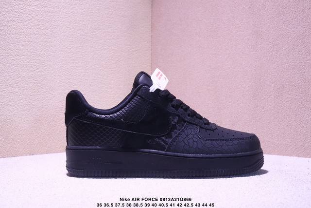 耐克Nike Air Force 7空军一号低帮百搭休闲运动板鞋。柔软、弹性十足的缓震性能和出色的中底设计，横跨复古与现代的外型结合，造就出风靡全球三十多年的F