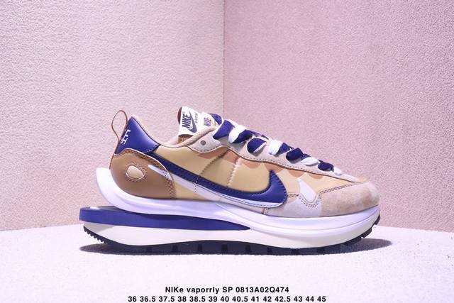 耐克Sacai X Nike Regasus Vaporrly Sp 华夫双勾三代3.0走秀 鞋身材质由翻毛皮和透气网布共同打造。熟悉的解构手法、重叠Swoos