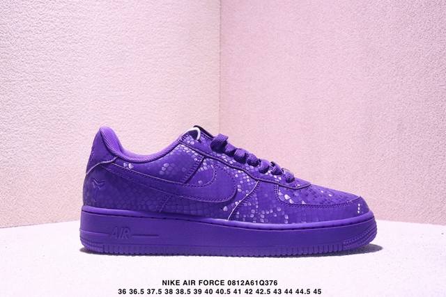 公司级Nike Air Force 1 Low Kobe Forever White 鞋身带有与科比相关的细节设计，比如在鞋舌、鞋后跟等位置，印有科比的背号 8