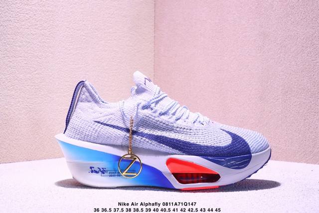 公司级新品发布 Nike Air Zoom Alphafly Next% 整体采用前作的设计语言，并且对后者的细节进行升级，马拉松和长距离路跑的性能极限设计而生