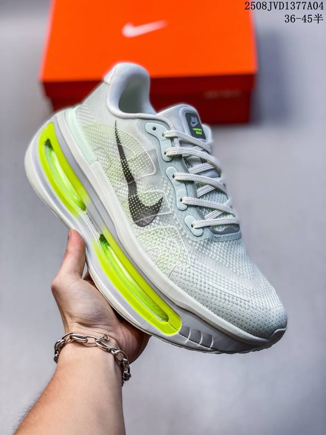 公司级Nike Vomero Premium 耐克 飞马 舒适减震防滑 低帮跑步鞋 全掌Reactx泡绵中底 前掌和后跟还配备了Air Zoom气垫单元 据说跑