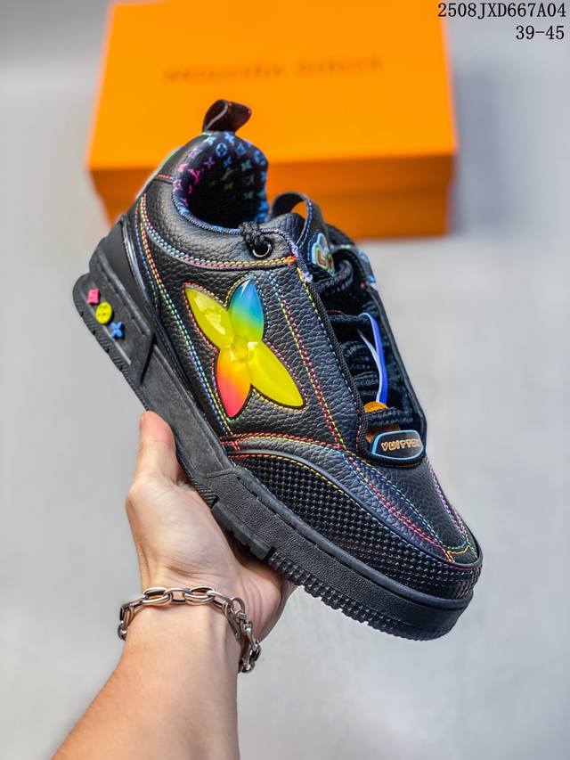 公司级 Lv Skate Sneaker 路易威登 2025年新款运动板鞋 蛇年限定 春夏秀场初次亮相，此次以粒面牛皮革焕新呈现。加垫鞋领和鞋舌援引滑板鞋设计，