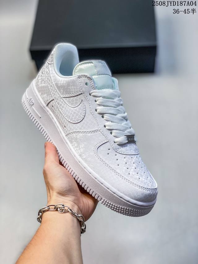 公司级带半码 耐克 Nike Air Force 1 ’07 空军一号 Af 1 低帮 厚底增高百搭 休闲运动板鞋。柔软、弹性十足的缓震性能和出色的中底设计，横