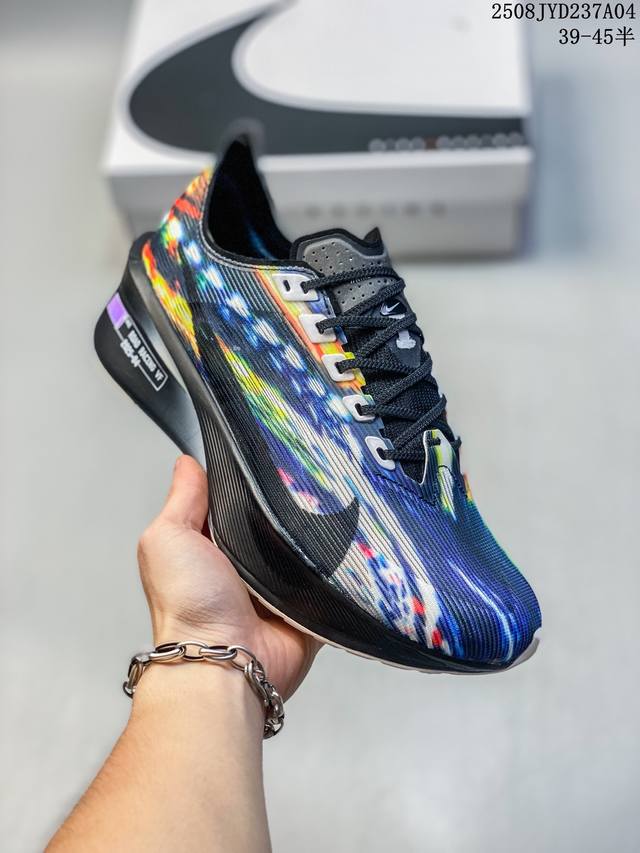 公司级新品发布 Nike Air Zoom Alphafly Next%3 Proto整体采用前作的设计语言，并且对后者的细节进行升级，马拉松和长距离路跑的性能