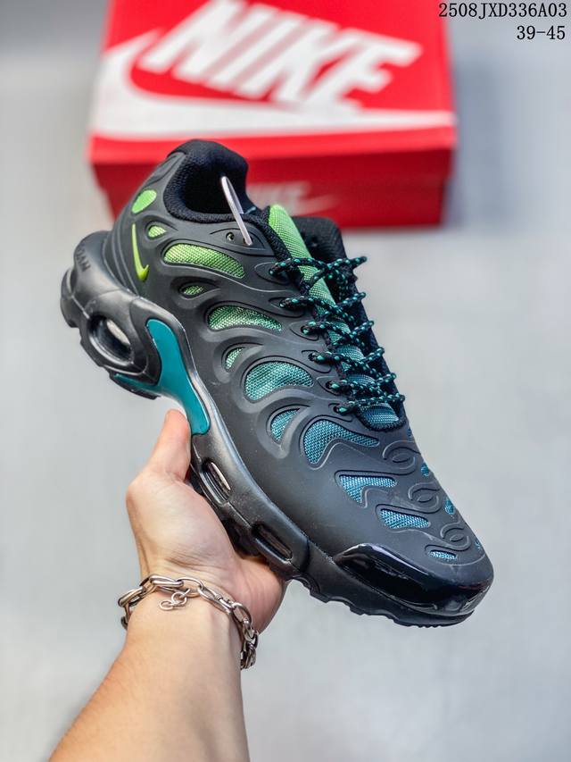 真标耐克 Nike Air Max Plus是Nike旗下另类鞋款的代表，Tn 它诞生于1996年，是第一款使用Tunedair气垫的跑鞋，其特点就在于实现各气