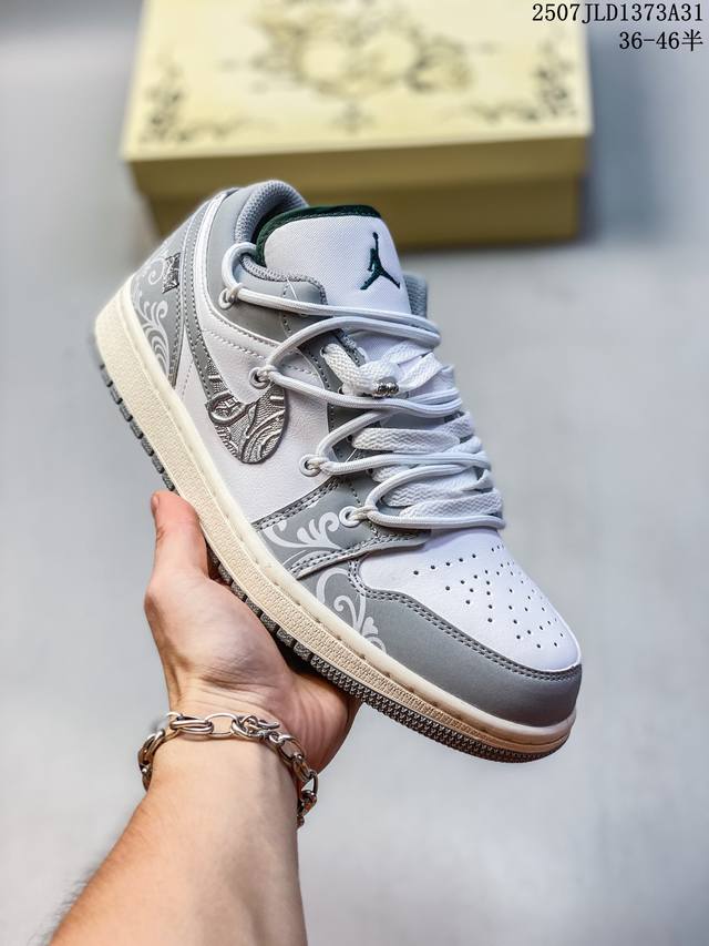 公司级 耐克 乔丹Air Jordan 1 Low Aj1 乔1 乔丹1代Aj1 解构绑带 双鞋带 低帮复古文化休闲运动篮球鞋。从1985 年面世的元年款汲取设