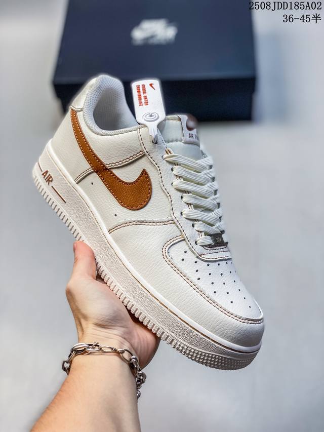 公司级带半码 耐克 Nike Air Force 1 ’07 空军一号 Af 1 低帮 厚底增高百搭 休闲运动板鞋。柔软、弹性十足的缓震性能和出色的中底设计，横