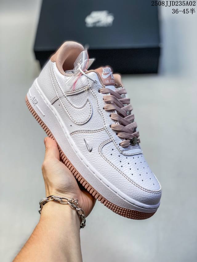 公司级带半码 耐克 Nike Air Force 1 ’07 空军一号 Af 1 低帮 厚底增高百搭 休闲运动板鞋。柔软、弹性十足的缓震性能和出色的中底设计，横