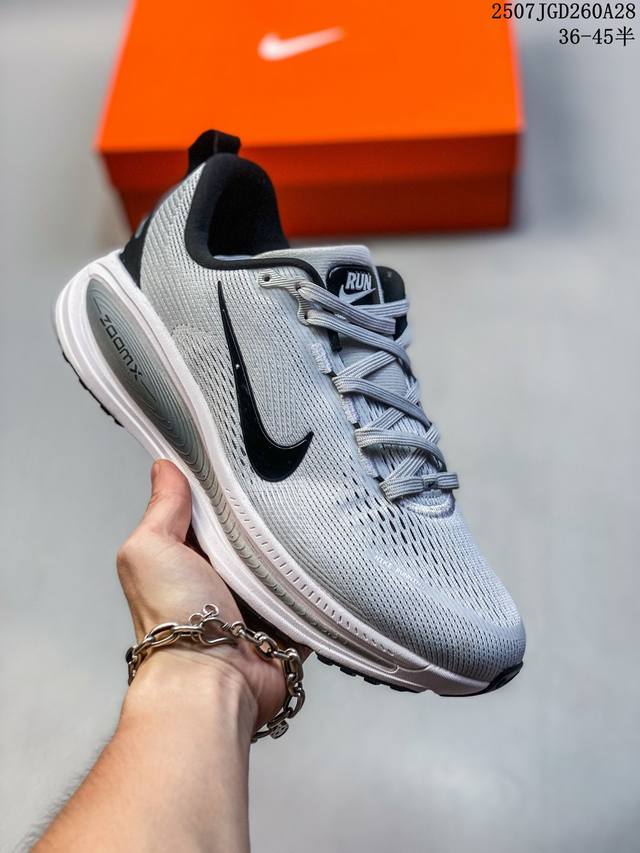 Nike 耐克 佛莫罗18代系列 升级原楦原数据开发纸版，采用科技织法轻盈织物合成鞋面材质，足底搭载 Zoomx 缓震配置，Cushlon 3.0混合泡棉中底缓