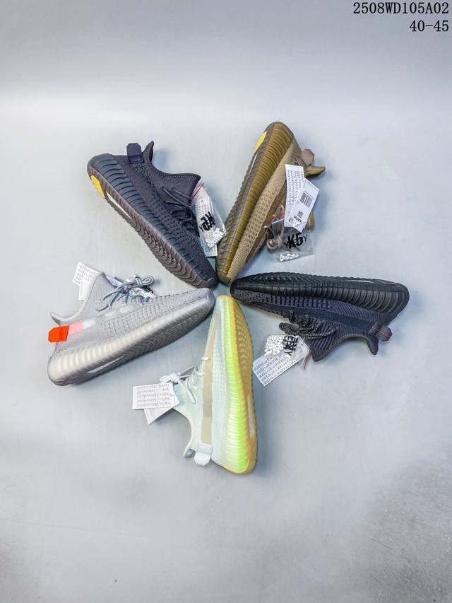 Adidas 阿迪达斯 男女鞋真标半码制，升级原纸板原档案原楦头开模打造，采用巴斯夫Boost爆米花缓震中底物料，采用原厂面机台Primeknit织法飞织鞋面材