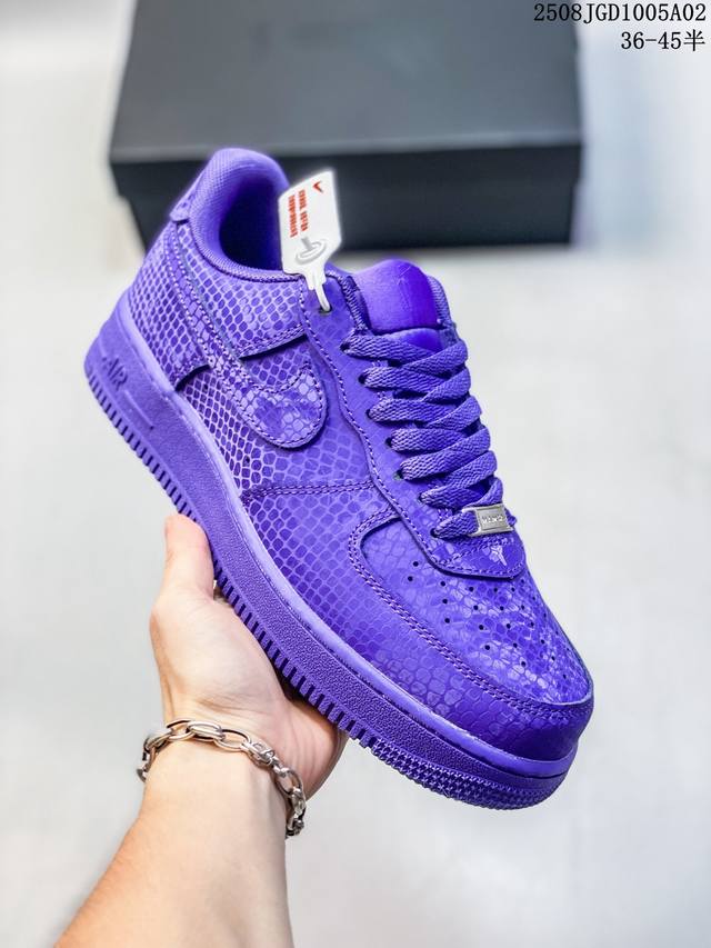 公司级带半码 耐克 Nike Air Force 1 ’07 空军一号 Af 1 低帮 厚底增高百搭 休闲运动板鞋。柔软、弹性十足的缓震性能和出色的中底设计，横