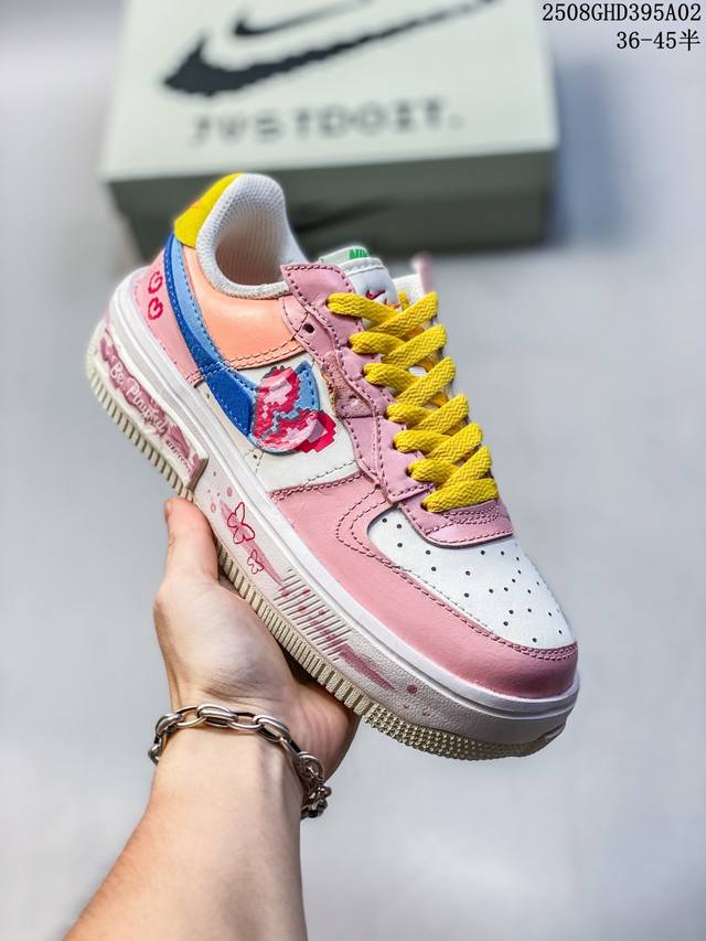 公司级带半码 耐克 Nike Air Force 1 ’07 空军一号 Af 1 低帮 厚底增高百搭 休闲运动板鞋。柔软、弹性十足的缓震性能和出色的中底设计，横