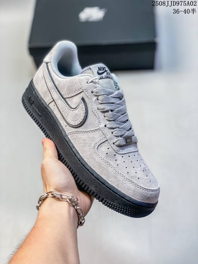 公司级带半码 耐克 Nike Air Force 1 ’07 空军一号 Af 1 低帮 厚底增高百搭 休闲运动板鞋。柔软、弹性十足的缓震性能和出色的中底设计，横