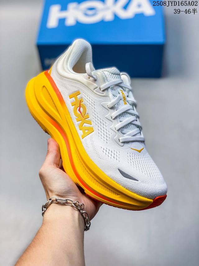 公司级 Hoka畅行无阻 Hoka One One Bondi 9 舒适百搭耐磨轻便 低帮跑步鞋 男款。Bondi 9 最显著的变化在于其鞋底单元，原本扎实可靠