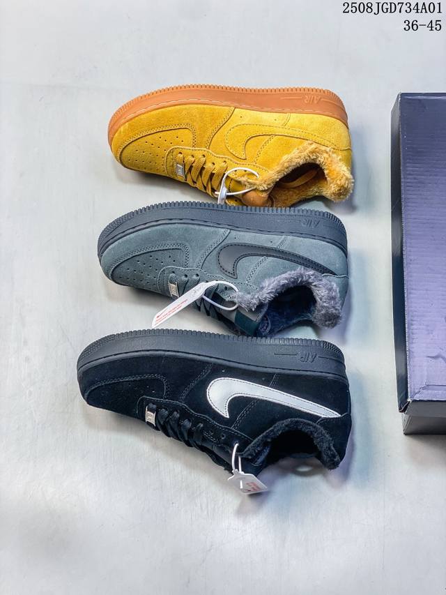 加毛系列 公司级耐克Nike Air Force 7空军一号低帮百搭休闲运动板鞋。柔软、弹性十足的缓震性能和出色的中底设计，横跨复古与现代的外型结合，造就出风靡