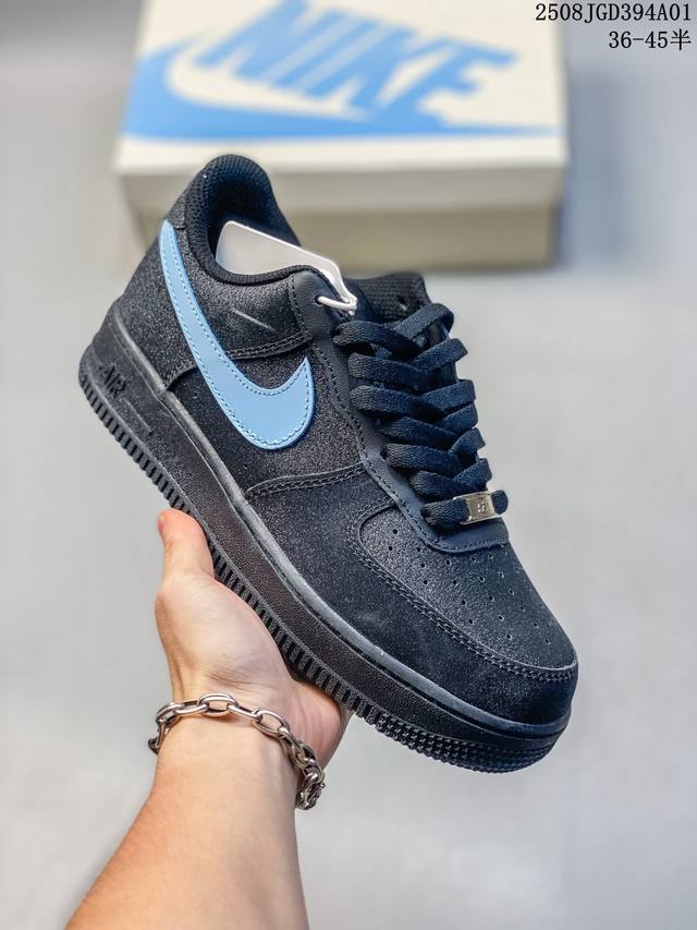 耐克Nike Air Force 7 空军一号低帮百搭休闲运动板鞋。柔软、弹性十足的缓震性能和出色的中底设计，横跨复古与现代的外型结合，造就出风靡全球三十多年的