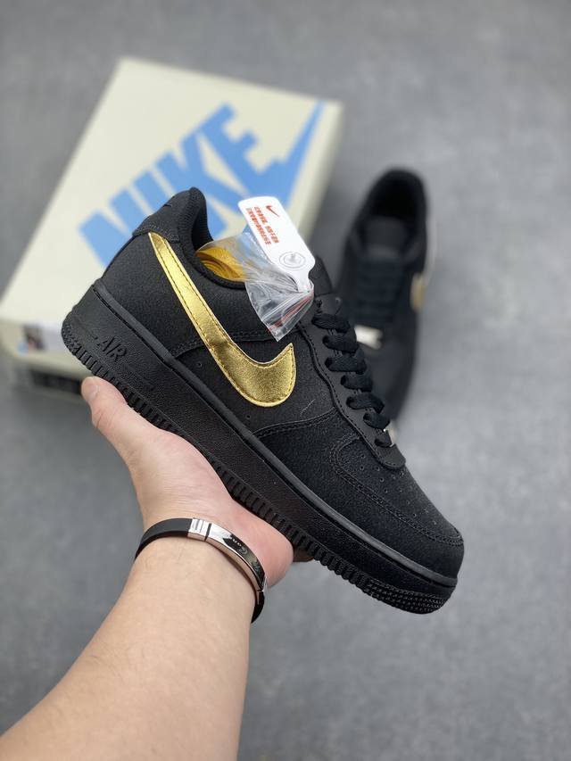 耐克Nike Air Force 1‘07空军一号低帮百搭休闲运动板鞋。柔软、弹性十足的缓震性能和出色的中底设计，横跨复古与现代的外型结合，造就出风靡全球三十多