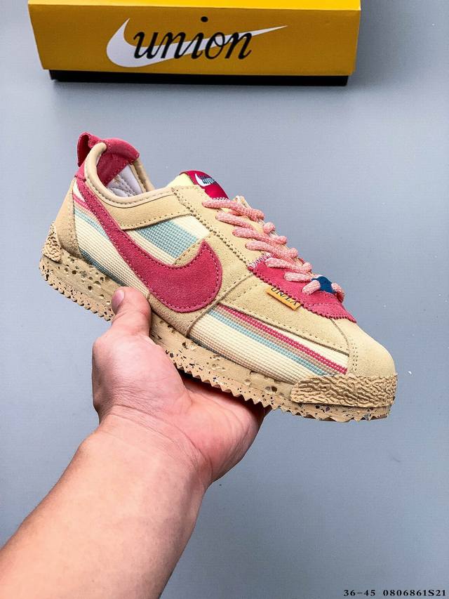 Union X Nike Cortez 阿甘复古休闲慢跑鞋 整体延续 Nike Cortez 传统的 阿甘鞋 造型，鞋面采用麂皮打造搭配鞋侧特殊的彩色编织材质，