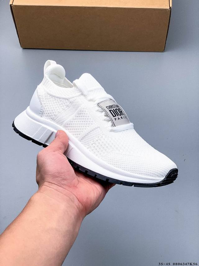 Dior 迪奥2025新款Run'n网眼飞织运动鞋 以优雅时尚的造型重新演绎运动风格。鞋面采用纯黑网眼织物精心制作，鞋带和鞋跟饰以Christian Dior