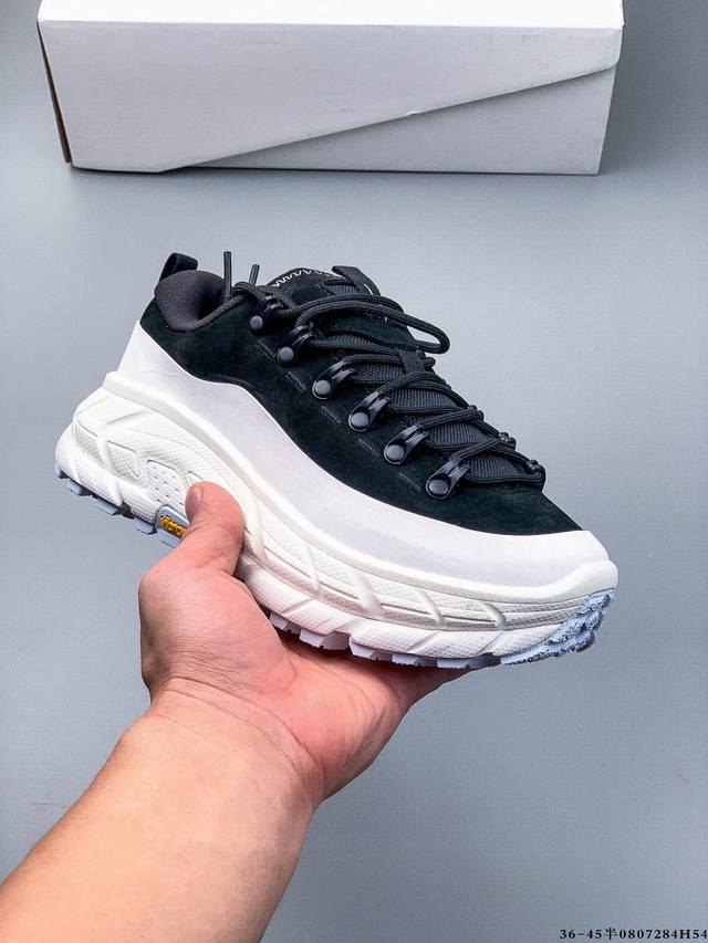 公司级！Hoka One One Tor Summit 户外皮革拼接徒步登山鞋 以阿尔卑斯山为灵感，Tor Summit 致敬经典徒步鞋款 Tor。延续 Hok