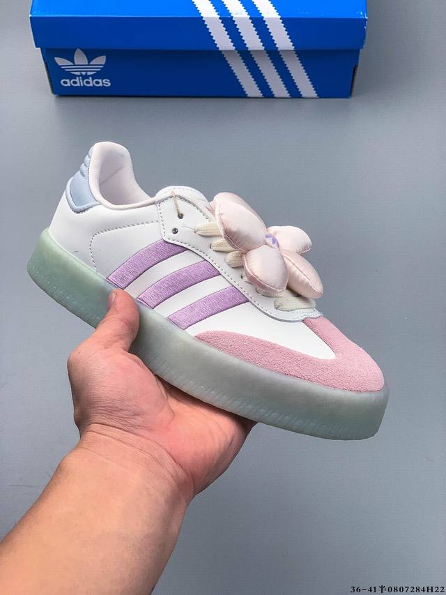 阿迪达斯Adidas Originals Sambae W 百搭单品复古桑巴板鞋 Adidas Sambae W采用了生胶材质的厚底设计，轻松提升身高同时，带来