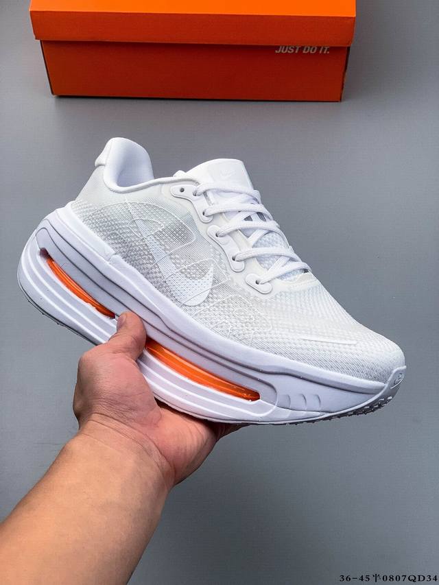 公司级！Nike Vomero Premium 耐克顶级迈柔 路跑鞋，通过超强缓震与舒适度的全面提升令跑步更加轻松，缓解冲击压力，加快恢复节奏。 Nike Vo