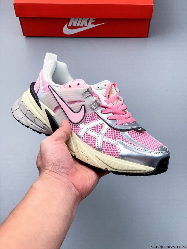 耐克Nike V2K Run新款百搭休闲跑步鞋 复古风潮 网面透气 紧致的鞋面材质提供良好的包裹性 鞋侧 Swoosh以及鞋头部分搭配增添不少亮点的镀铬细节 鞋