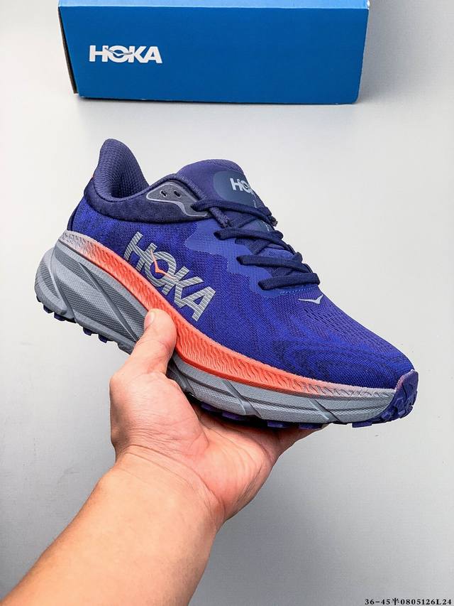 Hoka One One Challenger Atr 7减震防滑耐磨低帮跑步鞋。采用全新泡棉中底与高耐磨橡胶大底，集轻盈、舒适、缓震、稳定、抓地力于一身，轻松