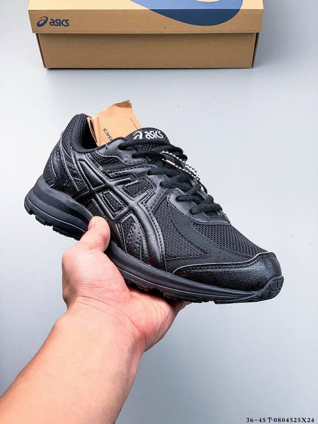Asics Jog S 亚瑟士限定款 轻量低帮防滑跑步鞋 鞋款面料使用网布增加透气性，鞋底纹路以越野跑鞋为灵感概念，增添潮流感。外观上也增加了科技感的时尚味道，
