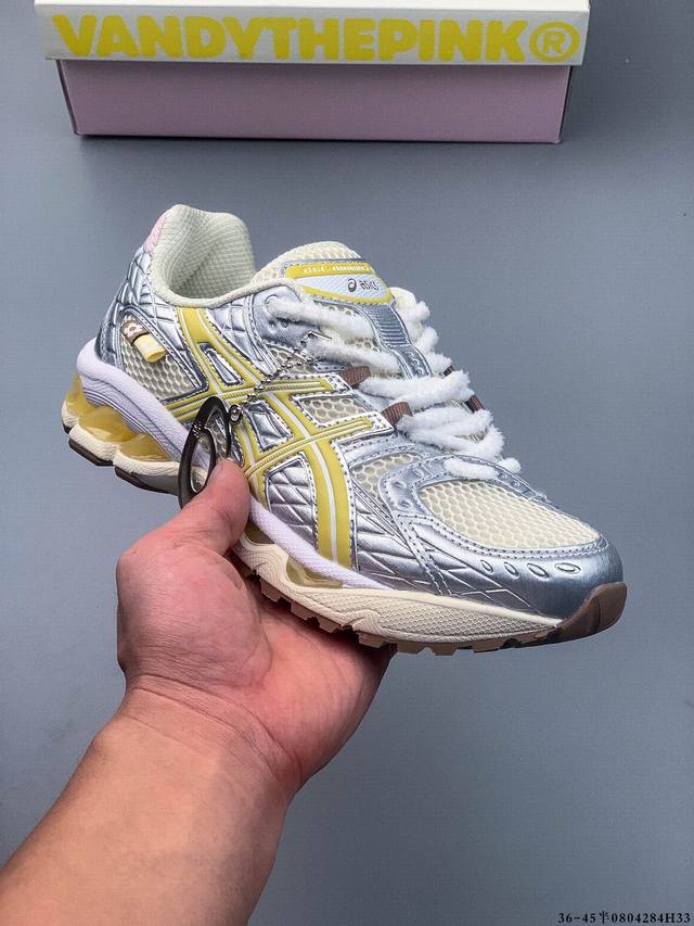 千禧风再度拿捏！Asics 亚瑟士 Gel-Nimbus 10.1 以复古科技加之先锋设计完整诠释千禧美学，重新定义高级穿搭。不论是千禧辣妹还是高级时装，抑或是