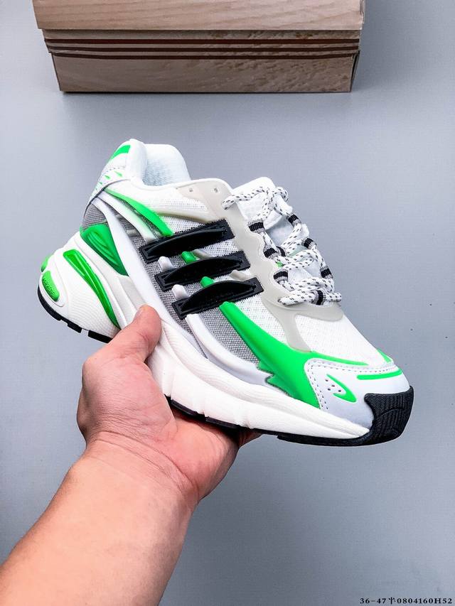公司级！Pharrell Williams 与 Adidas 在巴黎时装周上揭晓了全新鞋款Adidas Jellyfish 水母 。Jellyfish 鞋款是从