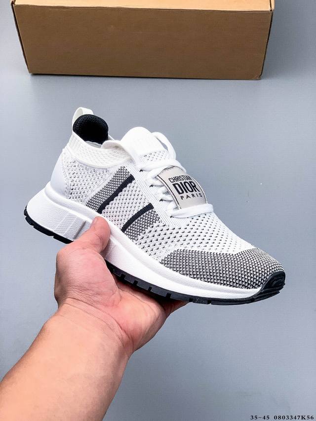 Dior 迪奥2025新款Run'n网眼飞织运动鞋 以优雅时尚的造型重新演绎运动风格。鞋面采用纯黑网眼织物精心制作，鞋带和鞋跟饰以Christian Dior