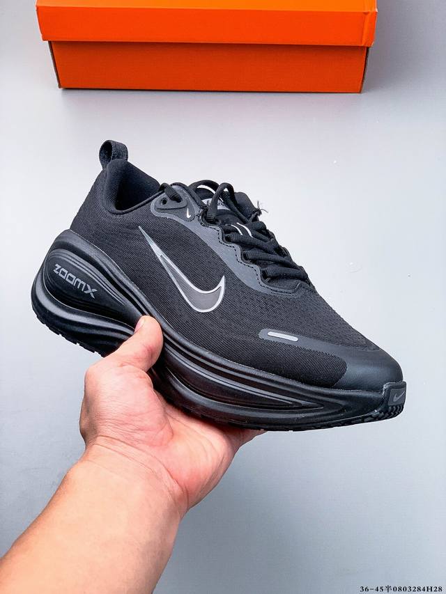 Nike Vomero 18 Plus 耐克 舒适减震防滑 低帮跑步鞋 全掌Reactx泡绵中底 前掌和后跟还配备了Air Zoom气垫单元 据说跑起来更快更舒
