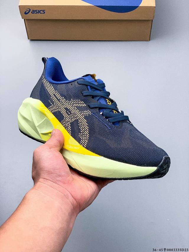 Asics 宣布推出备受期待且深受粉丝喜爱的新款 Novablast 5 跑鞋。 Novablast 系列的最新更新通过轻质材料和 Asics 全新中底材料的结