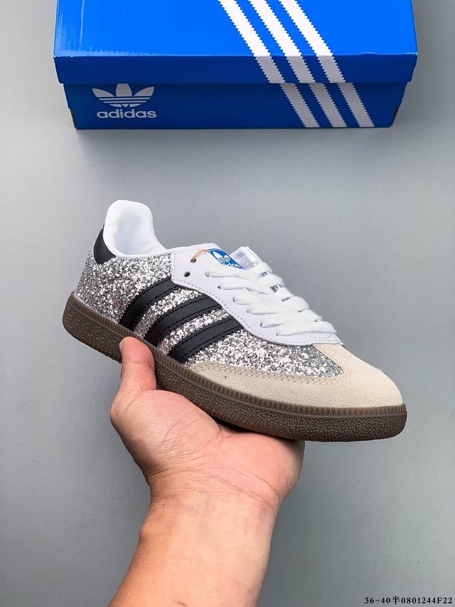 二层真标！Adidas Samba Og 经典鞋款 Adidas 近70年的经典Samba Og 修长的鞋楦,略微尖尖的鞋头,翻毛皮的鞋头拼接,这些我们都看得到