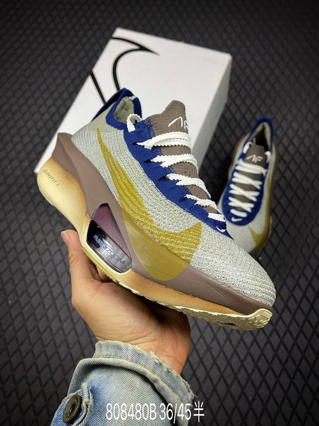 B 公司级新品发布 Nike Air Zoom Alphafly Next%3 Proto整体采用前作的设计语言，并且对后者的细节进行升级，马拉松和长距离路跑的