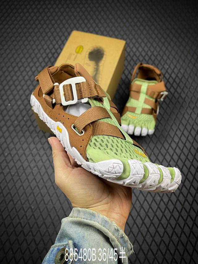 B Suicoke 五指鞋 套脚 防滑 中帮 运动 沙滩鞋 Suicoke是日本一家运动休闲凉鞋品牌 以织带束缚搭配Vibram户外鞋底为主要设计思路 推出造型