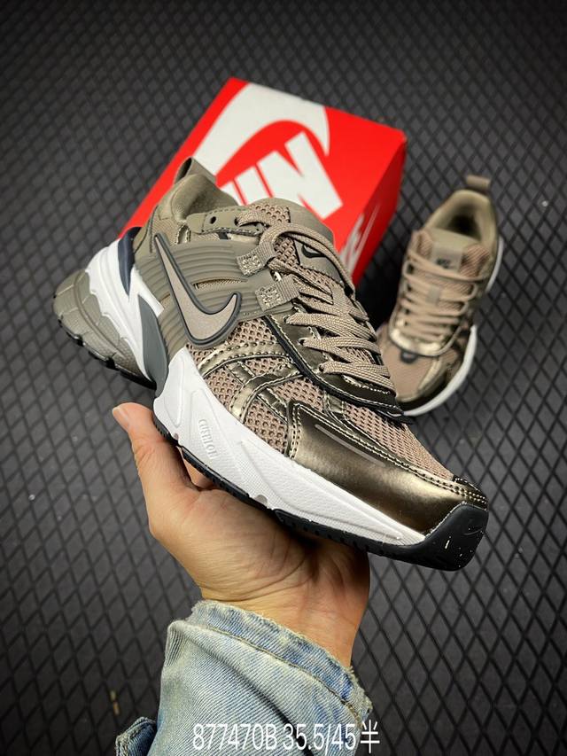 B 公司级耐克Nike V2K Run跑步鞋复古风潮 网面透气运动鞋 灰银紧致的鞋面材质提供良好的包裹性鞋侧 Swoosh以及鞋头部分搭配增添不少亮点的镀铬细节