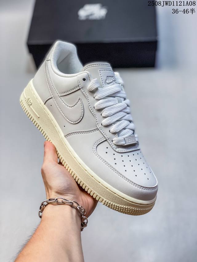 限量发售！ Air Jordan 1 Low Aj1乔1低帮休闲板鞋， “黑白蓝勾配色-北面联名定制款” 个性的设计风格以及品牌的经典元素 使其成为一双具有独特