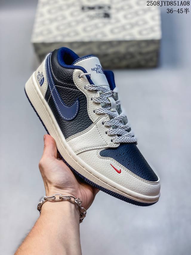 限量发售！ Air Jordan 1 Low Aj1乔1低帮休闲板鞋， “黑白蓝勾配色-北面联名定制款” 个性的设计风格以及品牌的经典元素 使其成为一双具有独特