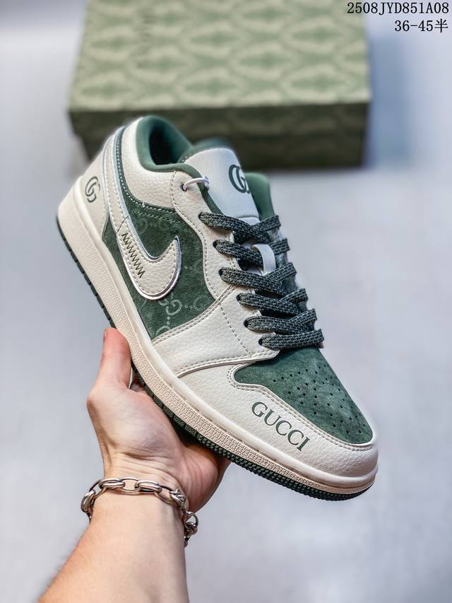 限量发售！ Air Jordan 1 Low Aj1乔1低帮休闲板鞋， “白绿印花配色-古驰联名定制款” 个性的设计风格以及品牌的经典元素 使其成为一双具有独特