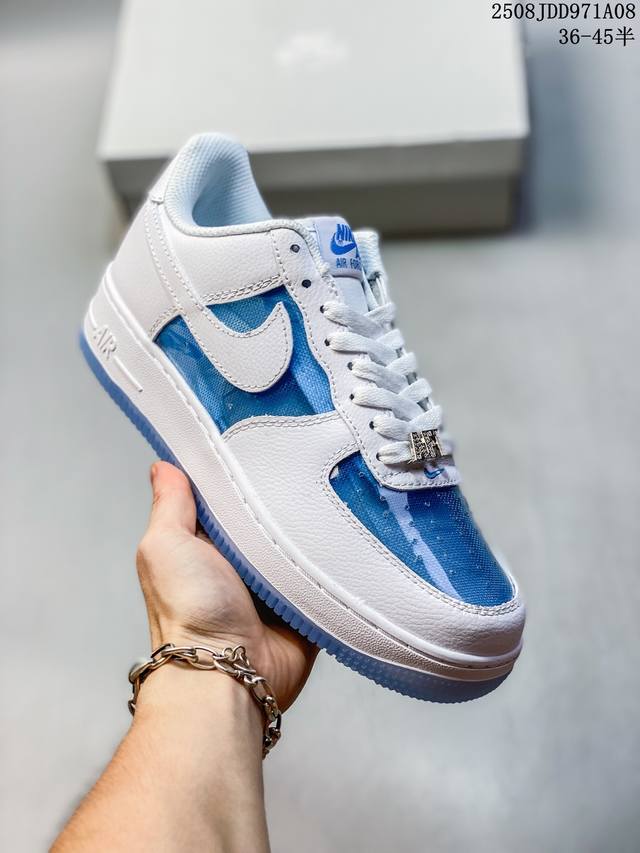 公司级带半码 耐克 Nike Air Force 1 ’07 空军一号 Af 1 低帮 厚底增高百搭 休闲运动板鞋。柔软、弹性十足的缓震性能和出色的中底设计，横