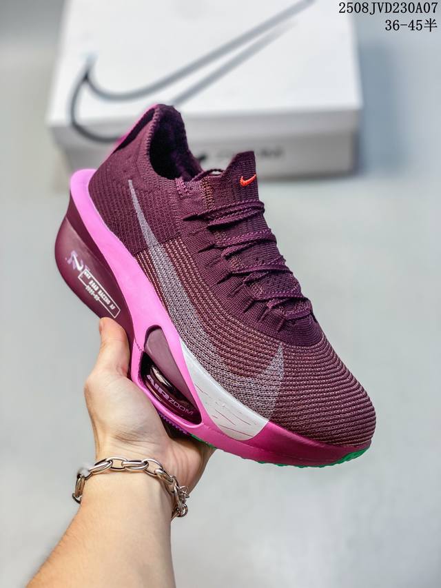 公司级新品发布 Nike Air Zoom Alphafly Next%整体采用前作的设计语言，并且对后者的细节进行升级，马拉松和长距离路跑的性能极限设计而生。