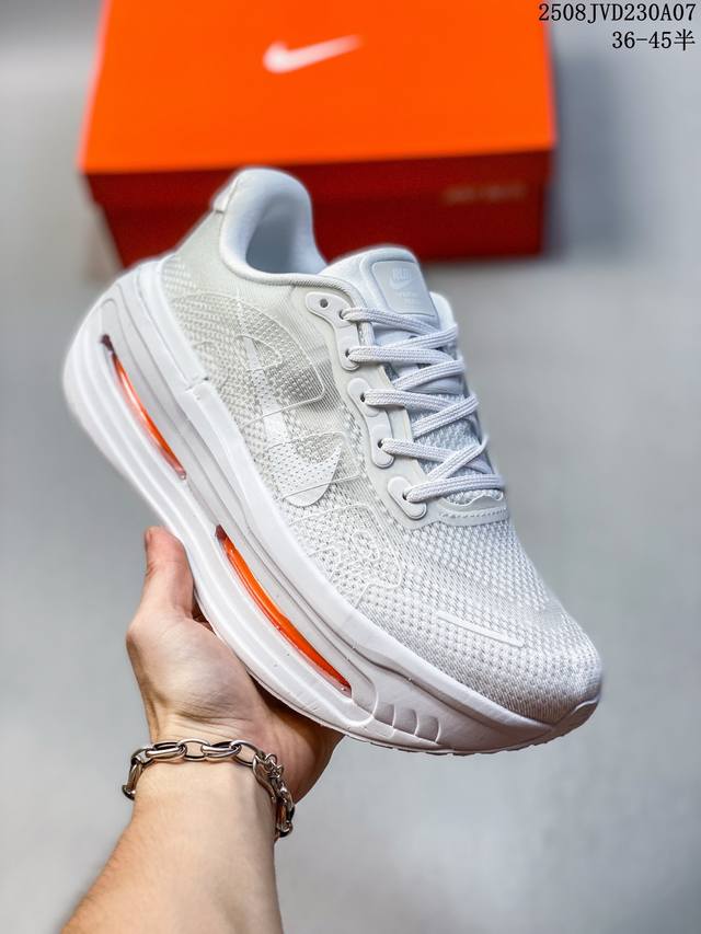 公司级Nike Vomero Premium 耐克 舒适减震防滑 低帮跑步鞋 全掌Reactx泡绵中底 前掌和后跟还配备了Air Zoom气垫单元 据说跑起来更