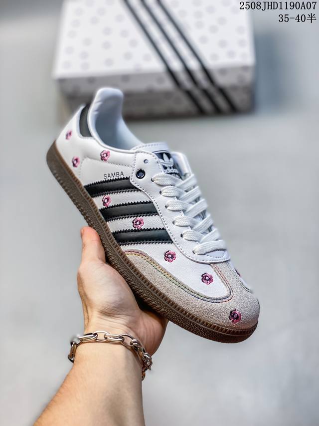 阿迪达斯 德训女鞋 Adidas Originals Samba Og Shoes 经典运动鞋小白鞋 T头鞋 女板鞋 鞋面刺绣花朵 彰显休闲摩登风情的时尚经典鞋