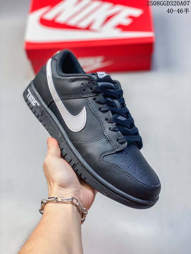 耐克 Nike Dunk Sb顾名思义，具有经典的Dunk血缘，又注入了更多的时尚元素。相较于普通的Dunk滑板鞋，改良版的Dunk Sb加厚了鞋舌的填充，使舒