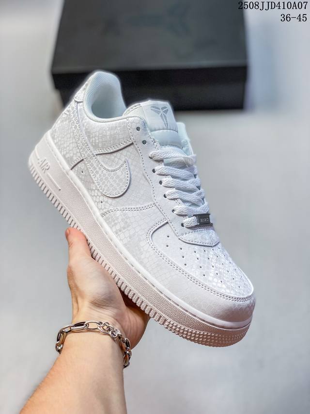 公司级带半码 耐克 Nike Air Force 1 ’07 空军一号 Af 1 低帮 厚底增高百搭 休闲运动板鞋。柔软、弹性十足的缓震性能和出色的中底设计，横