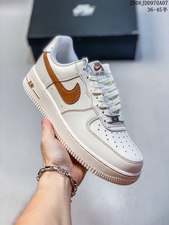 公司级带半码 耐克 Nike Air Force 1 ’07 空军一号 Af 1 低帮 厚底增高百搭 休闲运动板鞋。柔软、弹性十足的缓震性能和出色的中底设计，横