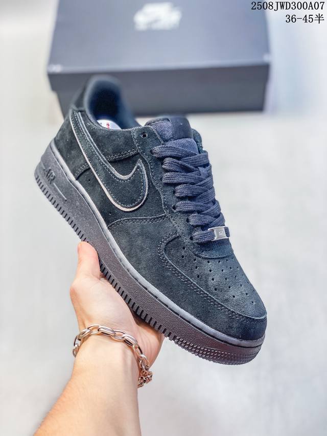 Airfoampositepro“Pureplatinum” 以铂金色发泡鞋面点缀抢眼的红色内衬装扮，细节以狼灰装饰带来毫不单调的层次感受，加上发泡材质带来的独