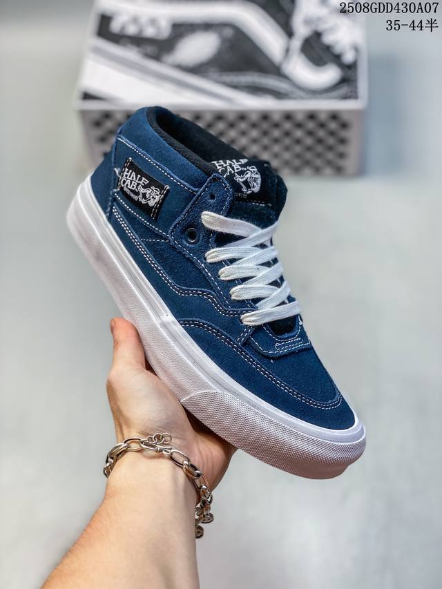 Vans Half Cab 蓝色 专业滑板鞋款 Halfcab已经迎来了发售30周年，作为Vans代表鞋款之一，这双为传奇滑手Stevecaballer打造的签